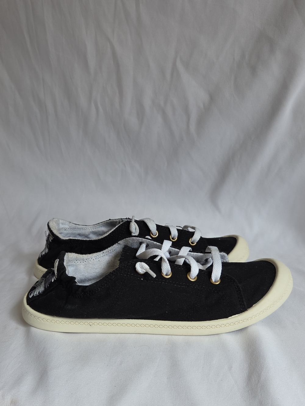 Time and Tru Black Low-Top Sneakers with White Laces